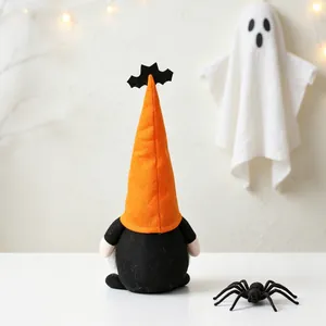 Rückansicht einer Halloween-Zwergpuppe mit orangefarbenem Fledermaushut und Fledermaus-Deko.