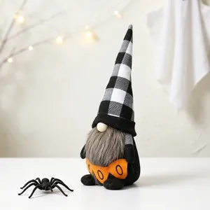 Handgefertigte Halloween-Zwerg-Plüschpuppe mit schwarz-weiß kariertem Hut und BOO-Schild