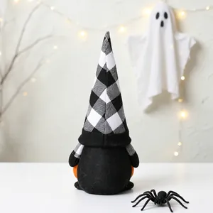 Detailansicht einer Halloween-Zwergpuppe mit schwarz-weiß kariertem Hut als Dekoration