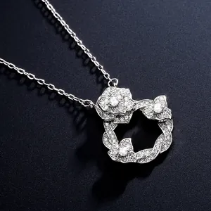 Vue détaillée du collier camélia argenté orné de zircons cubiques scintillants.