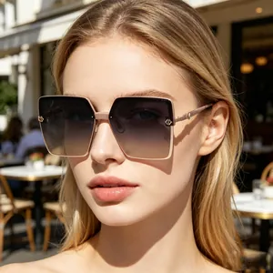Gros plan de lunettes de soleil carrées oversize avec bords taillés en diamant.