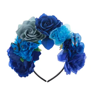 Dettaglio di un vivace cerchietto con rose blu sintetiche e farfalle decorative