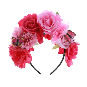 Dettaglio fascia per capelli con rose artificiali e farfalle per feste a tema