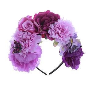 Vista dettagliata di rose viola artificiali e farfalle su una fascia per capelli