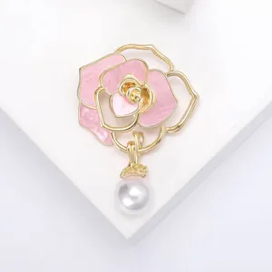 Eleganter goldfarbener Emaille-Rosen-Brosche mit weißem Perlenanhänger für Damen.