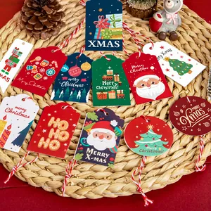Étiquettes de cadeau de Noël avec Père Noël et sapins sur un tapis de paille rustique.