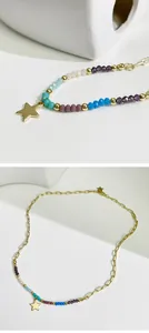 Vue macro détaillée d'un collier de perles colorées avec un pendentif étoile doré.