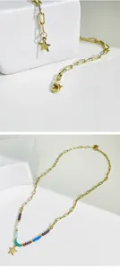 Vue détaillée d'un collier chaîne trombone doré avec perles colorées et étoiles