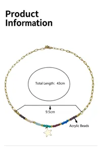 Vue détaillée montrant les mesures du collier de perles colorées à étoile