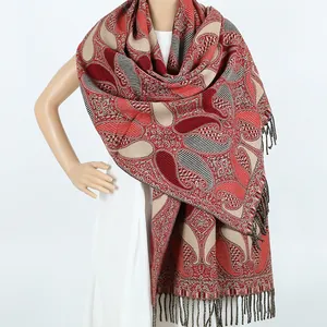 Vue détaillée d'un châle jacquard ethnique avec motifs rouges et finitions à franges