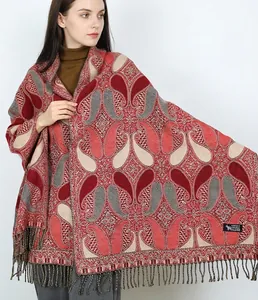 Vue détaillée d'un châle jacquard ethnique rétro avec motifs paisley et franges élégantes.