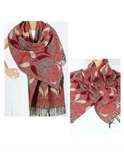 Détail d'un châle jacquard ethnique vintage avec motif paisley rouge et beige