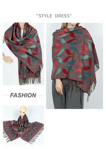 Détail d'un châle jacquard ethnique vintage avec motif cachemire rouge et longues franges