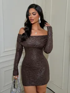 Gros plan d'une robe moulante Y2K sexy à manches longues et paillettes