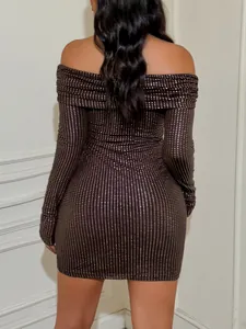 Détail du dos d'une robe bodycon Y2K à manches longues avec strass scintillants