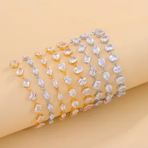 Nahaufnahme verschiedener eleganter Zirkonia-Armbänder in Gold- und Silberausführung