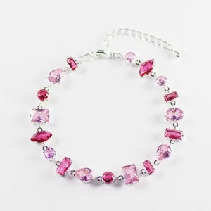 Detailansicht eines Silberarmbandes mit rosa und magentafarbenen Zirkonsteinen in vielen Formen