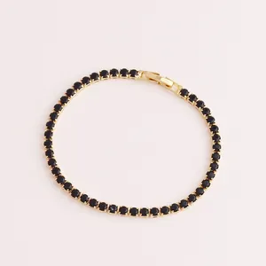 Elegantes vergoldetes Tennisarmband mit runden schwarzen Zirkoniasteinen besetzt.