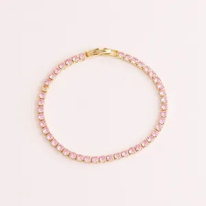 Elegantes goldenes Tennisarmband mit schimmernden rosa Zirkoniasteinen im kreisförmigen Layout