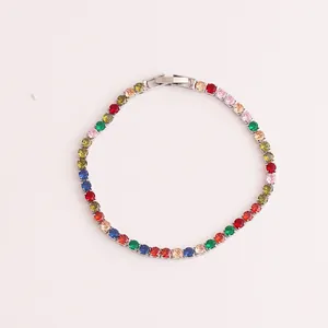 Detaillierte Ansicht des eleganten Tennisarmbands mit bunten Zirkonia und Silber-Finish