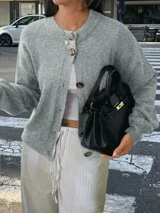 Gilet en maille grise élégant à boutons pour femme dans un look urbain très chic