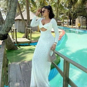 Élégante robe longue blanche à manches longues en dentelle florale avec découpe