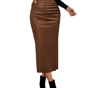 Elegante bruine midi-rok met hoge taille en modieuze gerimpelde details op de heup.