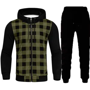 Détail d'un ensemble sweat à capuche à carreaux vert armée et pantalon pour homme.