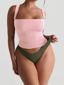 Vue détaillée d'un débardeur rose à col carré en maille côtelée de style mode Y2K