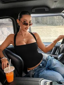 Débardeur court noir Y2K à licou et maille côtelée pour femme dans une voiture