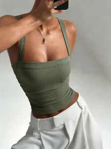 Gros plan sur un crop top côtelé vert olive avec encolure carrée et bretelles