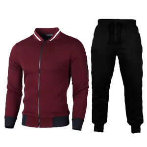 Survêtement deux pièces pour homme avec veste zippée bordeaux à motif losanges.