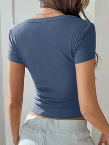Hochwertige Rückansicht eines dunkelblauen gerippten Kurzarm-T-Shirts im Y2K-Stil