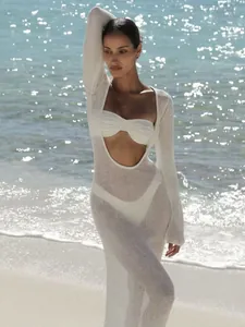 Elegantes weißes, durchsichtiges Strick-Strandkleid mit Ausschnitt für den Urlaub