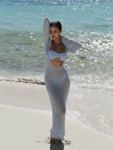 Langes hellblaues, transparentes Strick-Strandkleid für den modischen Urlaub am Meer