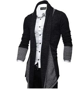 Nahaufnahme eines schwarzen Herren-Strickcardigans mit grauen Patchwork-Einsätzen
