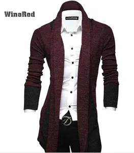 Detailansicht der langen weinroten Herrenstrickjacke mit schwarzen Kontrastfarben