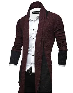 Detail der burgunderroten und grauen Herren-Strickjacke mit Patchwork-Muster und Ärmeln
