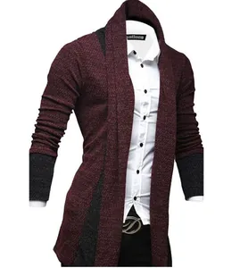 Vorderansicht einer weinroten Strickjacke mit Schalkragen über einem weißen Hemd