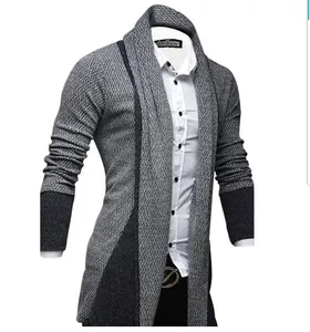 Detail eines Herren-Strick-Cardigans mit strukturiertem grau-schwarzem Patchwork-Design
