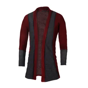 Nahaufnahme einer eng anliegenden Herren-Strickjacke mit burgunderrot-grauem Patchwork
