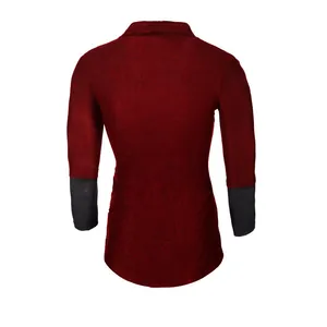 Rückansicht von Herren Strickjacke in Burgund mit dunkelgrauen Patchwork-Ärmeln