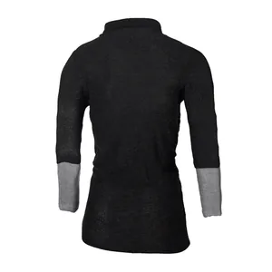Detaillierte Rückansicht eines eng anliegenden Herren-Strickpullovers in Schwarz und Grau