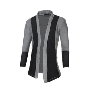 Detailansicht einer Herren-Strickjacke mit markantem grau-schwarzem Farbblock-Design.