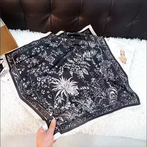 Elegante foulard quadrato in seta da donna con stampa floreale in bianco e nero
