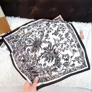 Elegante foulard quadrato in seta da donna con sofisticata stampa botanica bianco e nero
