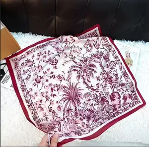 Elegante foulard in seta bianco con stampa botanica bordeaux e bordo in tinta