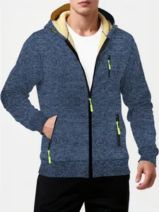 Detailaufnahme des blauen Herren-Jacquard-Hoodies mit dickem, weichem Fleecefutter.