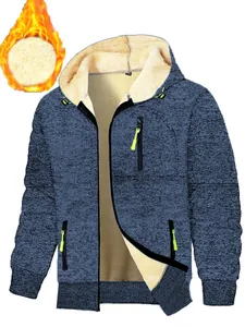 Detail der blauen Herren-Kapuzenjacke mit warmem Fleecefutter und grünen Zippern.