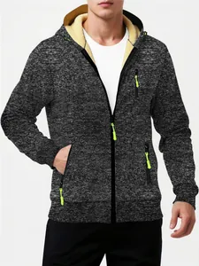 Detailansicht einer dicken Herren-Kapuzenjacke mit Fleecefutter und neon-Zippern